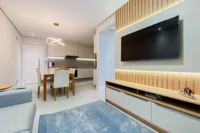 Uma televisão e/ou sistema de entretenimento em Praia de Palmas, 190m, Novo com Piscina - 0431