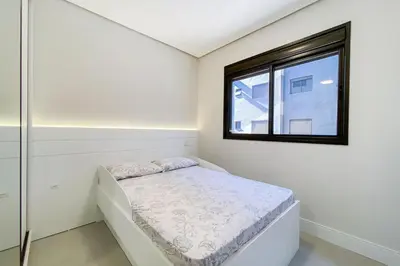Uma cama ou camas num quarto em Praia de Palmas, 190m, Novo com Piscina - 0431