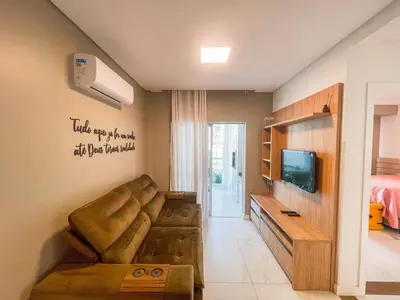 Uma televisão e/ou sistema de entretenimento em Apto térreo com 02 quartos na Praia de Palmas - 0434