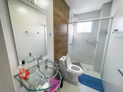 Uma casa de banho em Apto térreo com 02 quartos na Praia de Palmas - 0434