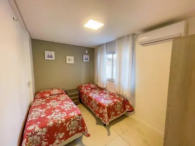 Uma cama ou camas num quarto em Apto térreo com 02 quartos na Praia de Palmas - 0434