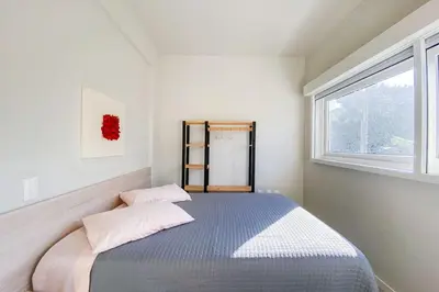 Uma cama ou camas num quarto em Apartamento 450m do Mar, Piscina e Conforto - 0435