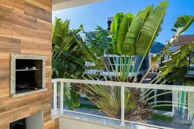 Um jardim no exterior de Apartamento 450m do Mar, Piscina e Conforto - 0435