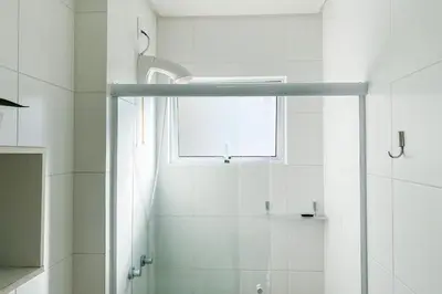 Uma casa de banho em Apartamento 450m do Mar, Piscina e Conforto - 0435