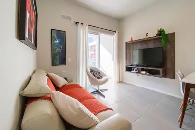 Uma televisão e/ou sistema de entretenimento em Apartamento 450m do Mar, Piscina e Conforto - 0435