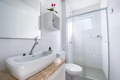 Uma casa de banho em Apartamento 450m do Mar, Piscina e Conforto - 0435