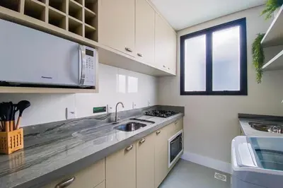 A cozinha ou kitchenette de Apto na principal avenida da praia de Palmas - 0436