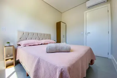 Uma cama ou camas num quarto em Apto na principal avenida da praia de Palmas - 0436
