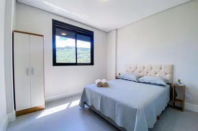 Uma cama ou camas num quarto em Apto na principal avenida da praia de Palmas - 0436