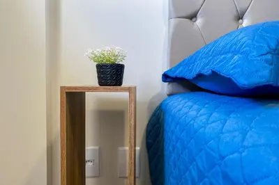 Uma cama ou camas num quarto em Apto na principal avenida da praia de Palmas - 0436