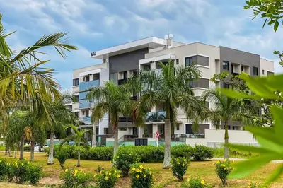 Um jardim no exterior de Apto na principal avenida da praia de Palmas - 0436
