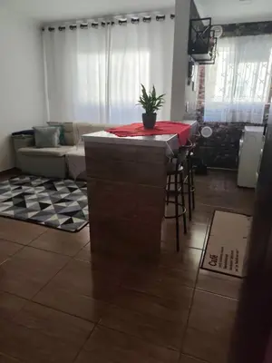 Uma área de estar em Apt confortável