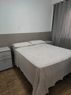Uma cama ou camas num quarto em Apt confortável