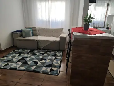Uma área de estar em Apt confortável