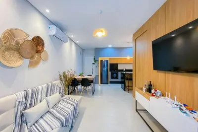 Uma televisão e/ou sistema de entretenimento em Há 250 metros do mar, com 02 quartos na praia - 0440