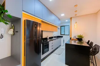 A cozinha ou kitchenette de Há 250 metros do mar, com 02 quartos na praia - 0440