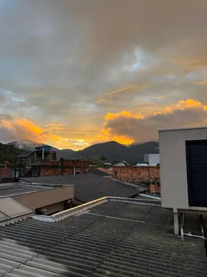 Uma vista geral da montanha ou uma vista da montanha a partir do apartamento