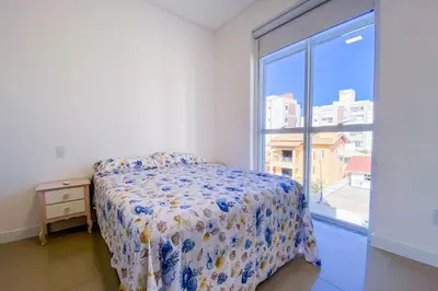 Uma cama ou camas num quarto em Amplo apartamento de 3 quartos à 350m do mar - 0444