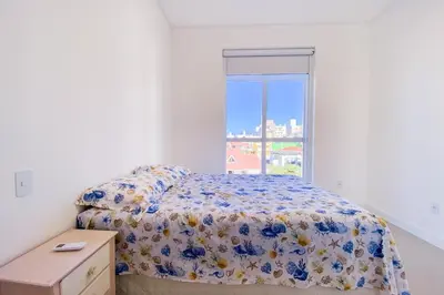 Uma cama ou camas num quarto em Amplo apartamento de 3 quartos à 350m do mar - 0444