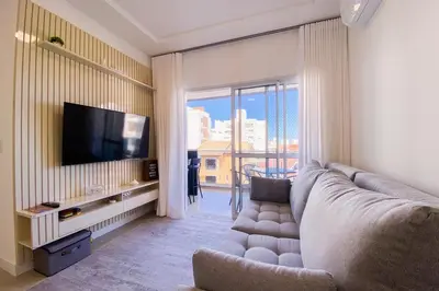 Uma televisão e/ou sistema de entretenimento em Amplo apartamento de 3 quartos à 350m do mar - 0444