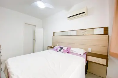 Uma cama ou camas num quarto em Praia Palmas - Apto com Piscina a 500m do Mar - 0445