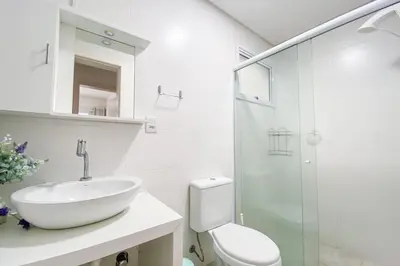 Uma casa de banho em Praia Palmas - Apto com Piscina a 500m do Mar - 0445