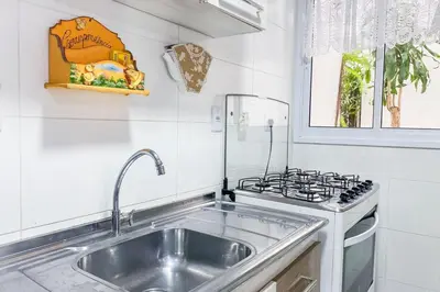 A cozinha ou kitchenette de Praia Palmas - Apto com Piscina a 500m do Mar - 0445