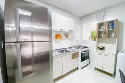 A cozinha ou kitchenette de Praia Palmas - Apto com Piscina a 500m do Mar - 0445