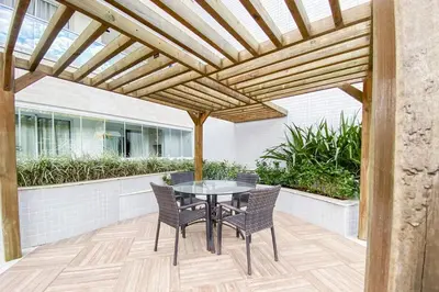 Um jardim no exterior de Praia Palmas - Apto com Piscina a 500m do Mar - 0445