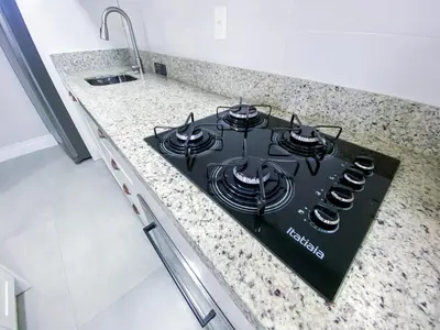 A cozinha ou kitchenette de Apto de 2 dormitórios em na praia de Palmas - 0446