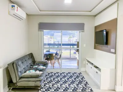 Uma televisão e/ou sistema de entretenimento em Apto de 2 dormitórios em na praia de Palmas - 0446