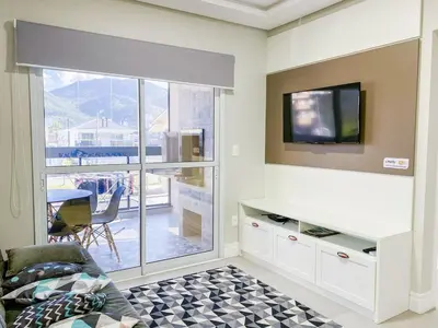 Uma televisão e/ou sistema de entretenimento em Apto de 2 dormitórios em na praia de Palmas - 0446