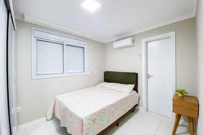 Uma cama ou camas num quarto em Apto de 3 dormitórios sendo 2 suítes frente mar - 0449