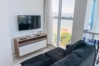Uma televisão e/ou sistema de entretenimento em Apto de 3 dormitórios sendo 2 suítes frente mar - 0449