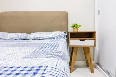 Uma cama ou camas num quarto em Apto de 3 dormitórios sendo 2 suítes frente mar - 0449