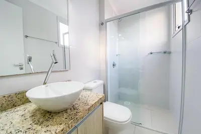 Uma casa de banho em Apto de 3 dormitórios sendo 2 suítes frente mar - 0449