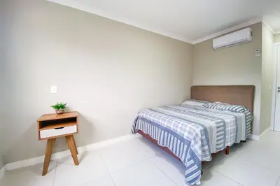 Uma cama ou camas num quarto em Apto de 3 dormitórios sendo 2 suítes frente mar - 0449