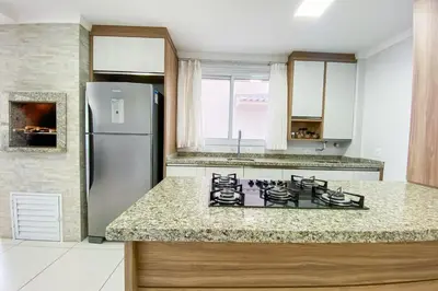 A cozinha ou kitchenette de Apto de 3 dormitórios sendo 2 suítes frente mar - 0449