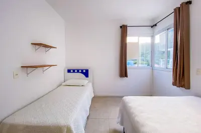 Uma cama ou camas num quarto em Apto 2 Dorm próximo a praia - 0454