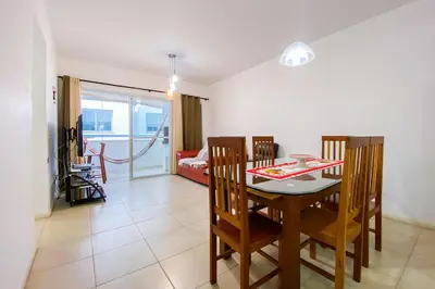 Uma área de estar em Apto 2 Dorm próximo a praia - 0454