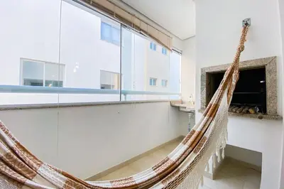 Uma televisão e/ou sistema de entretenimento em Apto 2 Dorm próximo a praia - 0454