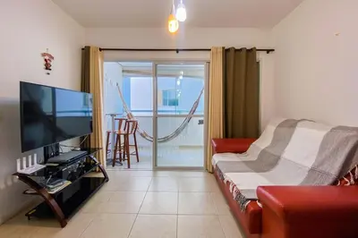 Uma televisão e/ou sistema de entretenimento em Apto 2 Dorm próximo a praia - 0454