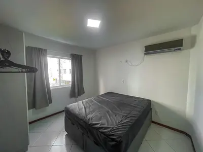 Uma cama ou camas num quarto em Amplo apartamento em residencial com piscina - 0455