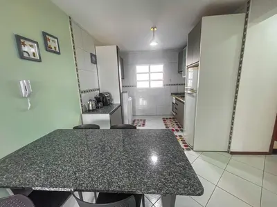 A cozinha ou kitchenette de Amplo apartamento em residencial com piscina - 0455