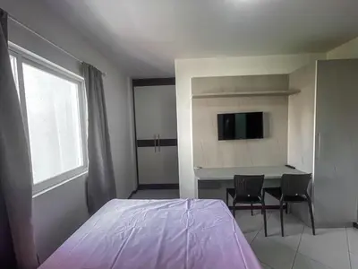 Uma televisão e/ou sistema de entretenimento em Amplo apartamento em residencial com piscina - 0455