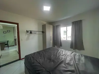 Uma cama ou camas num quarto em Amplo apartamento em residencial com piscina - 0455