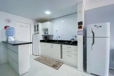 A cozinha ou kitchenette de Apto de 2 dormitórios na Praia de Palmas - 0456
