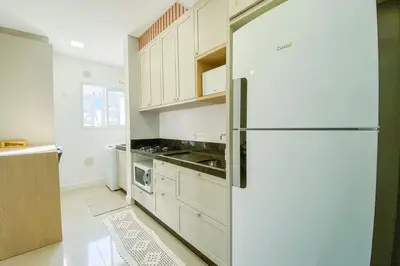 A cozinha ou kitchenette de Apartamento há poucos metros da praia - 0459