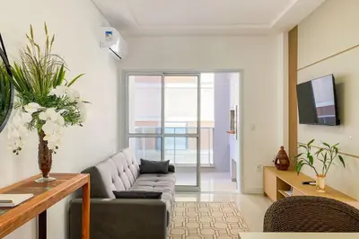 Uma televisão e/ou sistema de entretenimento em Apartamento há poucos metros da praia - 0459