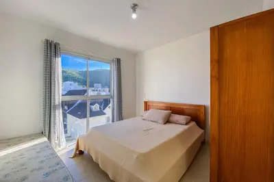 Uma cama ou camas num quarto em Amplo apartamento há poucos metros do mar - 0462